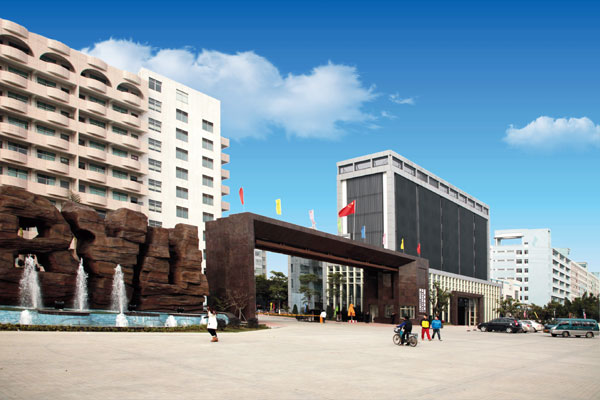 廣州市白云工商技師學(xué)院大門